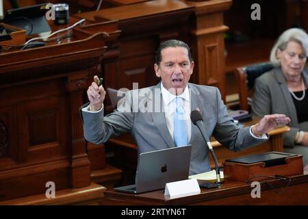 Austin, Texas, USA, 15. September 2023: Der Verteidiger TONY BUZBEE legt Schlussargumente vor, da beide Seiten sich in dem Amtsenthebungsverfahren des texanischen Generalstaatsanwalts Ken Paxton im texanischen Senat niedergelassen haben. Die Jury berät über die Anklage am späten Freitagnachmittag. Quelle: Bob Daemmrich/Alamy Live News Stockfoto