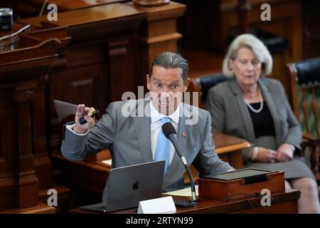 Austin, Texas, USA, 15. September 2023: Der Verteidiger TONY BUZBEE legt Schlussargumente vor, da beide Seiten sich in dem Amtsenthebungsverfahren des texanischen Generalstaatsanwalts Ken Paxton im texanischen Senat niedergelassen haben. Die Jury berät über die Anklage am späten Freitagnachmittag. Quelle: Bob Daemmrich/Alamy Live News Stockfoto