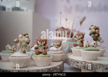 Süßigkeitentisch: Cupcakes, Kekse und Desserts; thematische Dekoration für Teddybär Kindergeburtstag. Stockfoto