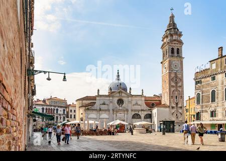 Venedig, Italien - Mai 31 2023: Blick auf die Fassade und den Glockenturm der Chiesa di Santa Maria Formosa in Campo Santa Maria Formosa, Venedig. Stockfoto