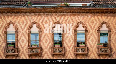 Details aus der Nähe mit alten mittelalterlichen Architektur, venezianischen Fenstern Stockfoto