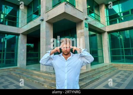 Der Mann in der Nähe des Business Centers ist enttäuscht Stockfoto