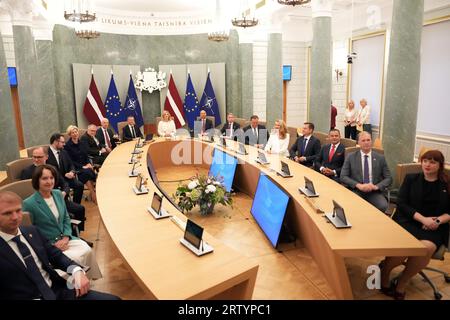 Riga, Lettland. September 2023. Die neue lettische Premierministerin Evika Silina (C) und ihre Kabinettsmitglieder posieren am 15. September 2023 für ein Gruppenfoto in Riga, Lettland. Die lettischen Gesetzgeber billigten am Freitag die neue Regierung des Landes, die von drei Koalitionspartnern gebildet wurde: Der Partei der Neuen Einheit, der Union der Grünen und Bauern und den Progressiven. Quelle: Janis/Xinhua/Alamy Live News Stockfoto