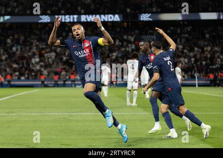 Paris, Frankreich. September 2023. PARIS, FRANKREICH - 15. SEPTEMBER: Kylian Mbappé von PSG feiert, nachdem er am 15. September 2023 in Paris im Parc des Princes ein Tor in einem Spiel zwischen PSG und Nizza im Rahmen der Ligue 1 erzielt hat. (Foto: Jose Prestes/Pximages) Credit: SIPA USA/Alamy Live News Stockfoto