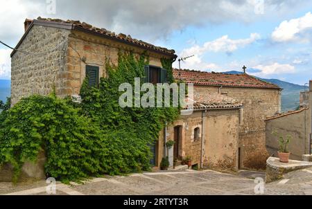 Mistretta, Sizilien, Italien - 18. Juni 2022: Mistretta, eine traditionelle Stadt in Sizilien, ein Steinhaus in der Altstadt, Italien, Europa Stockfoto