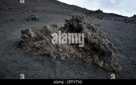 Vulkanische Schlacke, graue Lava auf dem vulkanischen Grundgestein des Vulkans Ätna, Sizilien, Italien Stockfoto