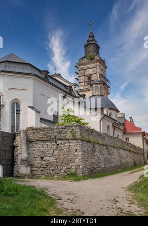 Römisch-katholische Kirche St. Nicholas-Fassade in Kamianets-Podilskyi, Ukraine. Stockfoto