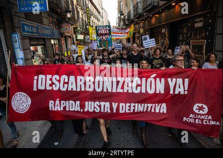 Madrid, Spanien. September 2023. Demonstranten, die Plakate und Banner gegen den Klimawandel tragen. Viele Gruppen von Klimaaktivisten wie Fridays for Future, Greenpeace WWF und Climate Alliance haben auf den Straßen der Innenstadt gegen den Einsatz von Kohle und die Luftverschmutzung demonstriert, die den Klimawandel verursacht. Quelle: Marcos del Mazo/Alamy Live News Stockfoto