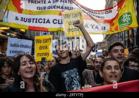 Madrid, Spanien. September 2023. Aktivisten des Klimawandels, die gegen den Klimawandel protestieren. Viele Gruppen von Klimaaktivisten wie Fridays for Future, Greenpeace WWF und Climate Alliance haben auf den Straßen der Innenstadt gegen den Einsatz von Kohle und die Luftverschmutzung demonstriert, die den Klimawandel verursacht. Quelle: Marcos del Mazo/Alamy Live News Stockfoto