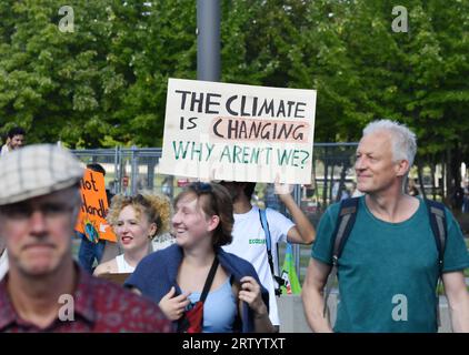 Berlin, Deutschland. September 2023. Die Demonstranten nehmen am 15. September 2023 an einem Klimaprotest in Berlin Teil. Die Umweltaktivistengruppe Fridays for Future (FFF) rief am Freitag zu einem globalen Tag der Streiks auf, an dem Klimaproteste allein an fast 250 Standorten in Deutschland geplant waren. Kredit: Ren Pengfei/Xinhua/Alamy Live News Stockfoto