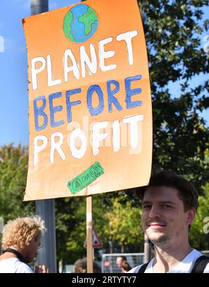 Berlin, Deutschland. September 2023. Ein Demonstrant hält ein Plakat während eines Klimaprotests in Berlin am 15. September 2023. Die Umweltaktivistengruppe Fridays for Future (FFF) rief am Freitag zu einem globalen Tag der Streiks auf, an dem Klimaproteste allein an fast 250 Standorten in Deutschland geplant waren. Kredit: Ren Pengfei/Xinhua/Alamy Live News Stockfoto