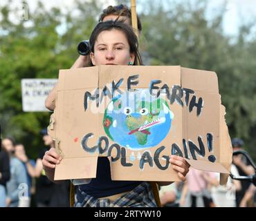 Berlin, Deutschland. September 2023. Ein Demonstrant hält ein Plakat während eines Klimaprotests in Berlin am 15. September 2023. Die Umweltaktivistengruppe Fridays for Future (FFF) rief am Freitag zu einem globalen Tag der Streiks auf, an dem Klimaproteste allein an fast 250 Standorten in Deutschland geplant waren. Kredit: Ren Pengfei/Xinhua/Alamy Live News Stockfoto