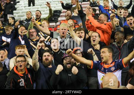 Wigan, Großbritannien. September 2023. Castleford-Fans feiern das Überleben der Super League*** während des Spiels der Betfred Super League zwischen Wigan Warriors und Castleford Tigers im DW Stadium, Wigan, England am 15. September 2023. Foto von Simon Hall. Nur redaktionelle Verwendung, Lizenz für kommerzielle Nutzung erforderlich. Keine Verwendung bei Wetten, Spielen oder Veröffentlichungen eines einzelnen Vereins/einer Liga/eines einzelnen Spielers. Credit: UK Sports Pics Ltd/Alamy Live News Stockfoto