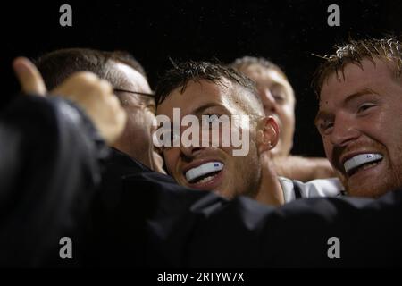 Newcastle, Großbritannien. Juni 2023. Adam Radwan von Newcastle Falcons (Mitte) feiert mit Fans und Zach Kerr, nachdem er seinen letzten Versuch beim Sieg 26-16 gegen Bedford Blues während des Premiership Cup-Spiels zwischen Newcastle Falcons und Bedford Blues im Kingston Park, Newcastle am Freitag, den 15. September 2023, erzielt hatte. (Foto: Chris Lishman | MI News) Credit: MI News & Sport /Alamy Live News Stockfoto