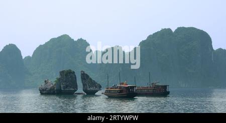 Dschunke-Boote legten für die Nacht in Ha Long Bay an Stockfoto