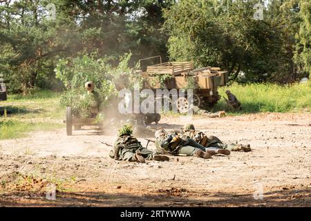 Hel, Pommern, Polen- 24. August 2023: Wiederaufbau der Schlacht aus dem Zweiten Weltkrieg. Wehrmachts-Infanteriesoldaten im Kampf. Stockfoto