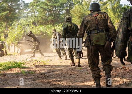 Hel, Pommern, Polen- 24. August 2023: Wiederaufbau der Schlacht aus dem Zweiten Weltkrieg. Wehrmachts-Infanteriesoldaten im Kampf. Stockfoto