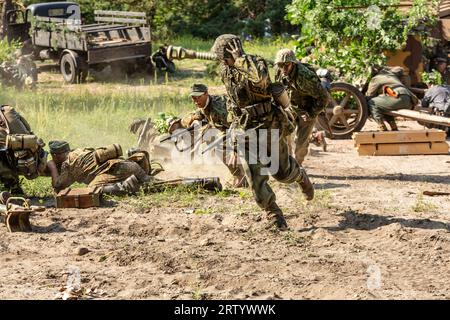 Hel, Pommern, Polen- 24. August 2023: Wiederaufbau der Schlacht aus dem Zweiten Weltkrieg. Wehrmachts-Infanteriesoldaten im Kampf. Stockfoto