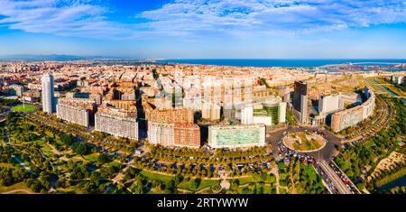 Turia Garten und Valencia Stadt mit Panoramablick. Valencia ist die dritthäufigste Gemeinde Spaniens. Stockfoto