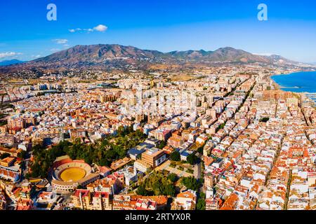 Fuengirola mit Panoramablick aus der Luft. Fuengirola ist eine Stadt an der Costa del Sol in der Provinz Malaga in Andalusien, Spanien. Stockfoto