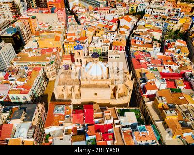 Concatedral de San Nicolas – Panoramablick aus der Vogelperspektive. Concatedral de San Nicolas ist eine römisch-katholische Kathedrale in Alicante, Valencia Region i. Stockfoto