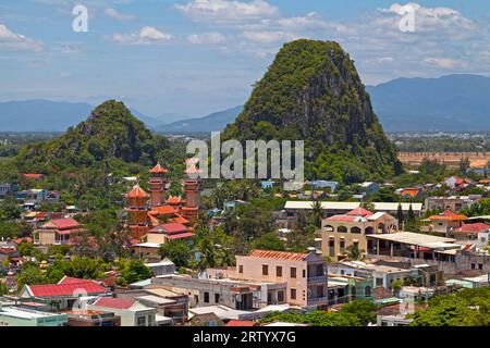 Da Nang, Vietnam - 21. August 2018: Zhongshan-Tempel mit hinter dem Berg MOC Son. Stockfoto