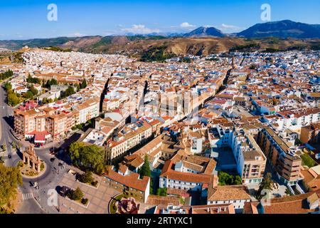 Plaza de Castilla und Puerta de Estepa Tor mit unvergleichlichem Panoramablick auf Antequera. Antequera ist eine Stadt in der Provinz Malaga, der Gemeinde von Stockfoto