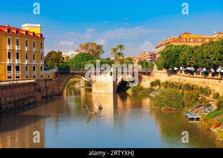 Die Brücke der Perils oder Puente de los Peligros ist eine Brücke durch den Fluss Segura in Murcia. Murcia ist eine Stadt im Südosten Spaniens. Stockfoto