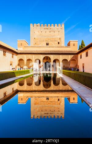 Der Hof der Myrtles ist der zentrale Teil des Comares-Palastes im Alhambra-Komplex in Granada, Spanien Stockfoto