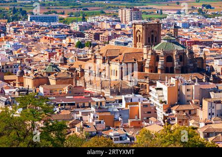 Panoramablick auf die Kathedrale von Granada. Die Kathedrale der Inkarnation oder Santa Iglesia Catedral ist eine römisch-katholische Kirche in Granada, Andalusien in S. Stockfoto