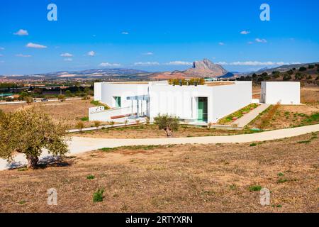 Archäologische Dolmen von Antequera Museum. Der Dolmen von Menga ist ein megalithischer Grabhügel namens Tumulus, eine lange Schubkarre von Dolmen. Stockfoto