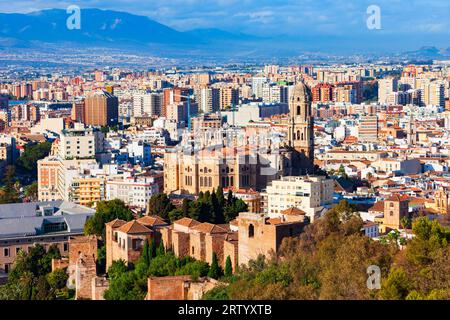 Blick auf die Kathedrale von Malaga aus der Vogelperspektive. Die Kathedrale von Malaga ist eine römisch-katholische Kirche in Malaga in der andalusischen Gemeinde in Spanien. Stockfoto