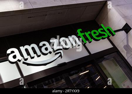 London, Großbritannien. September 2023. Das Amazon Fresh Logo ist in der City of London, dem Finanzviertel der Hauptstadt, zu sehen. (Foto: Dominika Zarzycka/SIPA USA) Credit: SIPA USA/Alamy Live News Stockfoto