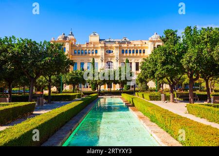 Öffentlicher Garten Jardines de Pedro Luis Alonso und Rathaus in Malaga. Malaga ist eine Stadt in der andalusischen Gemeinde in Spanien. Stockfoto