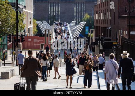 London, Großbritannien. September 2023. Touristen laufen an einem sonnigen Tag vor der Tate Modern Gallery in London, England, am 15. September 2023 durch die Millenium Bridge. (Foto: Dominika Zarzycka/SIPA USA) Credit: SIPA USA/Alamy Live News Stockfoto