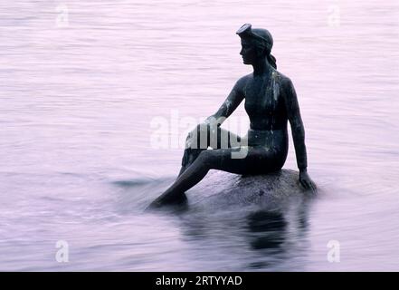 Mädchen in einer Neoprenanzug-Skulptur, Stanley Park, Vancouver, British Columbia, Kanada Stockfoto