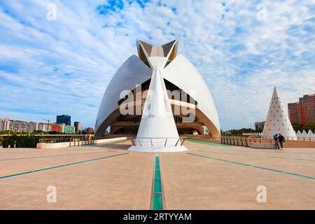 Valencia, Spanien - 16. Oktober 2021: Palau de les Arts Reina Sofia oder Queen Sofia Palace of Arts ist ein Opernhaus, Kunstzentrum von Santiago Calatrava A. Stockfoto