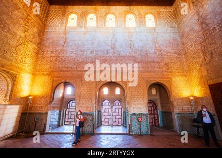 Granada, Spanien - 20. Oktober 2021: Das Innere des Alhambra-Palastes. Die Alhambra ist ein Festungskomplex in Granada, Andalusien in Spanien. Stockfoto
