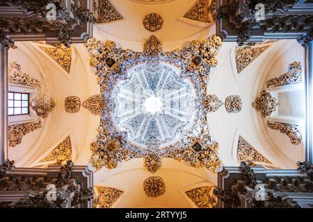 Antequera, Spanien - 22. Oktober 2021: Kirche des Heiligen Johannes Gottes oder Iglesia de San Juan de Dios im Inneren in Antequera, einer Stadt in der Provinz Malaga, Anda Stockfoto