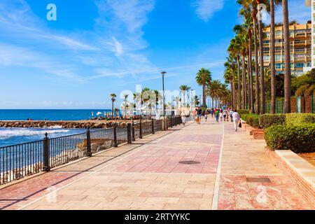 Marbella, Spanien - 24. Oktober 2021: Strandpromenade von Marbella. Marbella ist eine Stadt in der Provinz Malaga in Andalusien, Spanien. Stockfoto