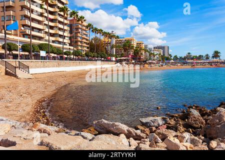 Marbella, Spanien - 24. Oktober 2021: Marbella Stadtstrand. Marbella ist eine Stadt in der Provinz Malaga in Andalusien, Spanien Stockfoto