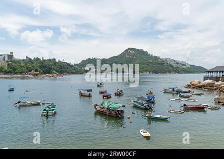 Der felsige Strand und die Küste der Stanley Bay in Hongkong an einem sonnigen Tag Stockfoto