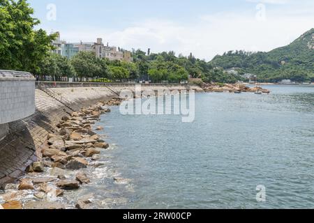 Der felsige Strand und die Küste der Stanley Bay in Hongkong an einem sonnigen Tag Stockfoto