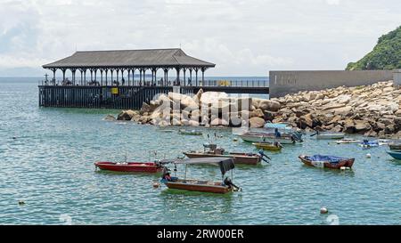 Der felsige Strand und die Küste der Stanley Bay in Hongkong an einem sonnigen Tag. Hongkong - 30. August 2023 Stockfoto