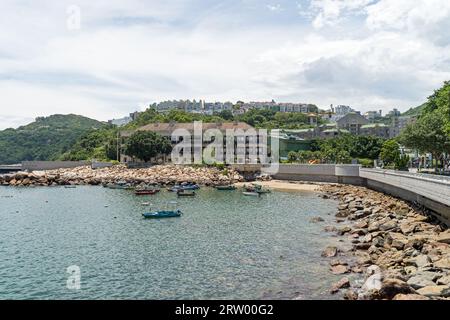 Der felsige Strand und die Küste der Stanley Bay in Hongkong an einem sonnigen Tag. Hongkong - 30. August 2023 Stockfoto