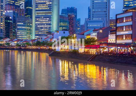 Ein nächtlicher Blick auf die beliebte „Eat Street“ am Boat Quay am Südufer des Singapore River in Singapur. Stockfoto