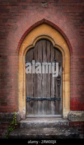 Eine alte rustikale Holztür zu einer Kirche, England, Großbritannien Stockfoto
