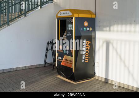 Bitcoin-Automat auf der Straße an einem sonnigen Tag. Hongkong - 30. August 2023 Stockfoto