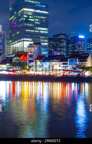 Ein nächtlicher Blick auf die beliebte „Eat Street“ am Boat Quay am Südufer des Singapore River in Singapur. Stockfoto