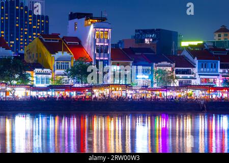 Ein nächtlicher Blick auf die beliebte „Eat Street“ am Boat Quay am Südufer des Singapore River in Singapur. Stockfoto